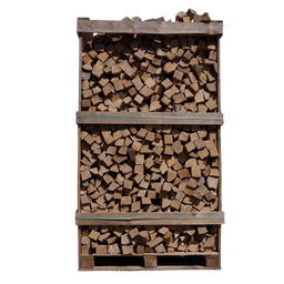 ovntørret bøg tæt stablet i et brændetårn