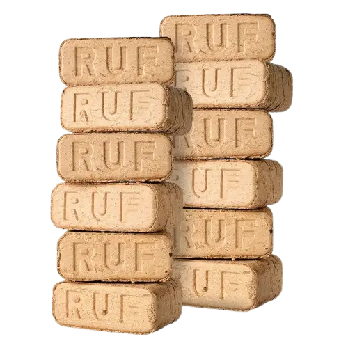 RUF træbriketter stablet i kompakte pakker – billige kvalitets briketter med lavt askeindhold og effektiv varme til brændeovn og pejs.